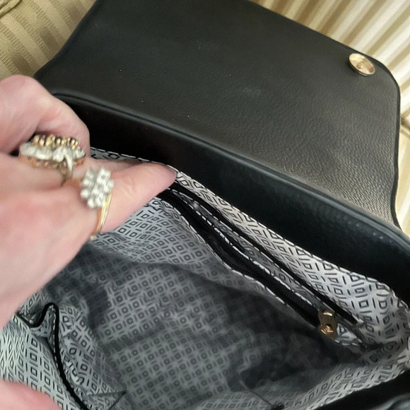 MYSTIQUE~100% VEGAN~ BLACK HANDBAG~BACKPACK~NWOT - Picture 13 of 16